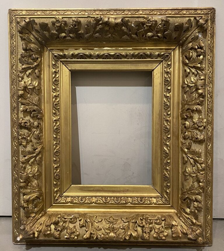 Ensemble de deux cadres en bois et stuc doré à riche décor de frises feuillagée…