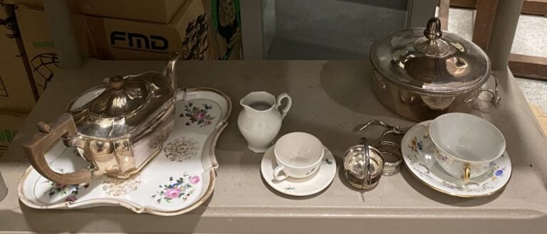 Ensemble de deux mannettes d'objets de vitrine et divers comprenant une saucièr…