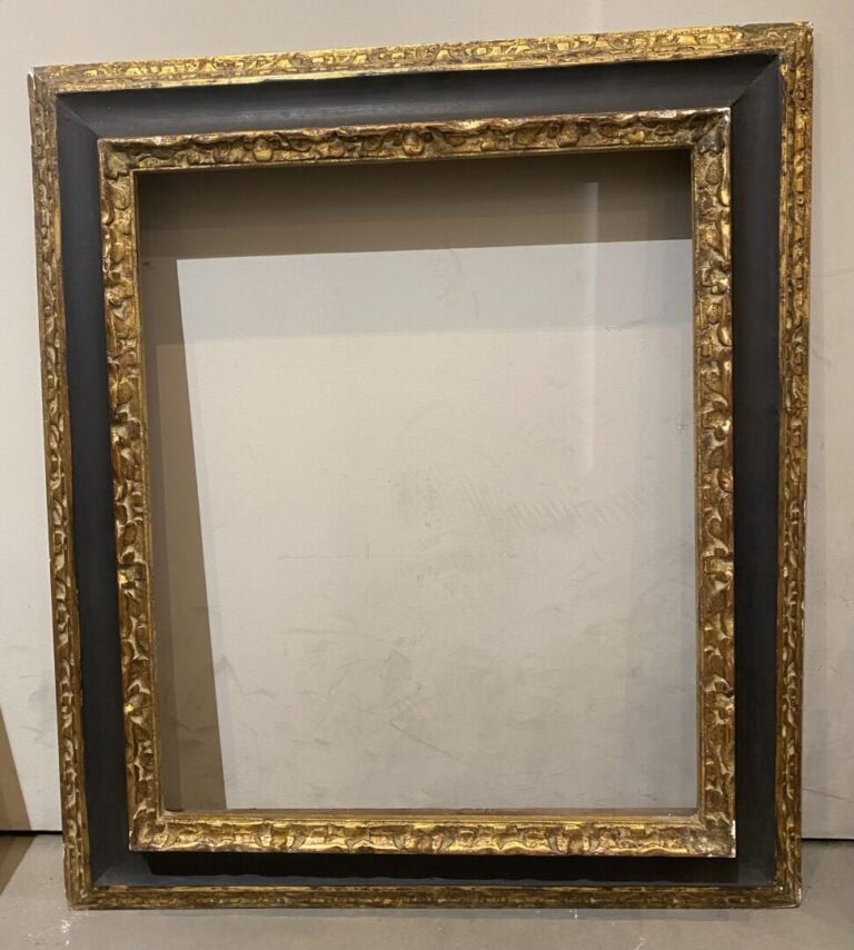 Ensemble de trois cadres en bois et struc doré dont un noirci à décor de frises…