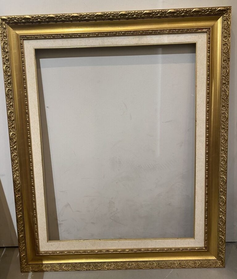 Ensemble de trois cadres en bois et struc doré dont un noirci à décor de frises…