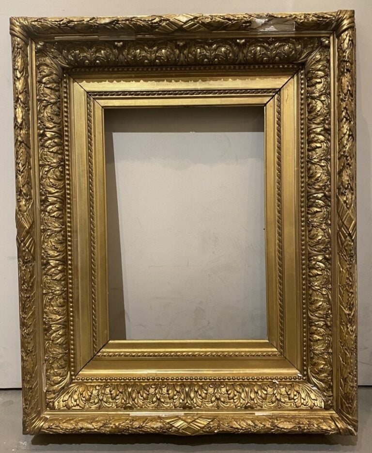 Ensemble de trois cadres en bois et stuc doré à décor de rubans et feuillages -…