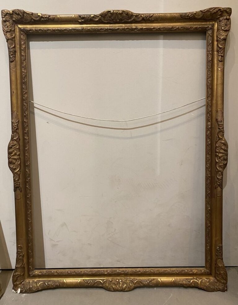 Ensemble de trois cadres en bois et stuc doré à décor de rubans et feuillages -…