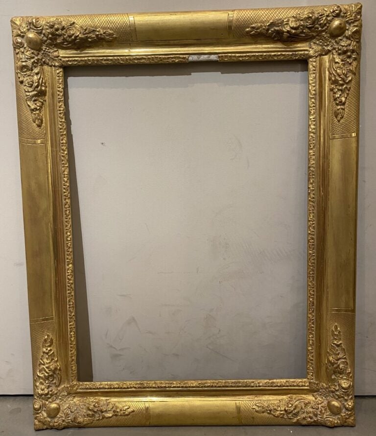Ensemble de trois cadres en bois et stuc doré à décor pour certains de feuillag…