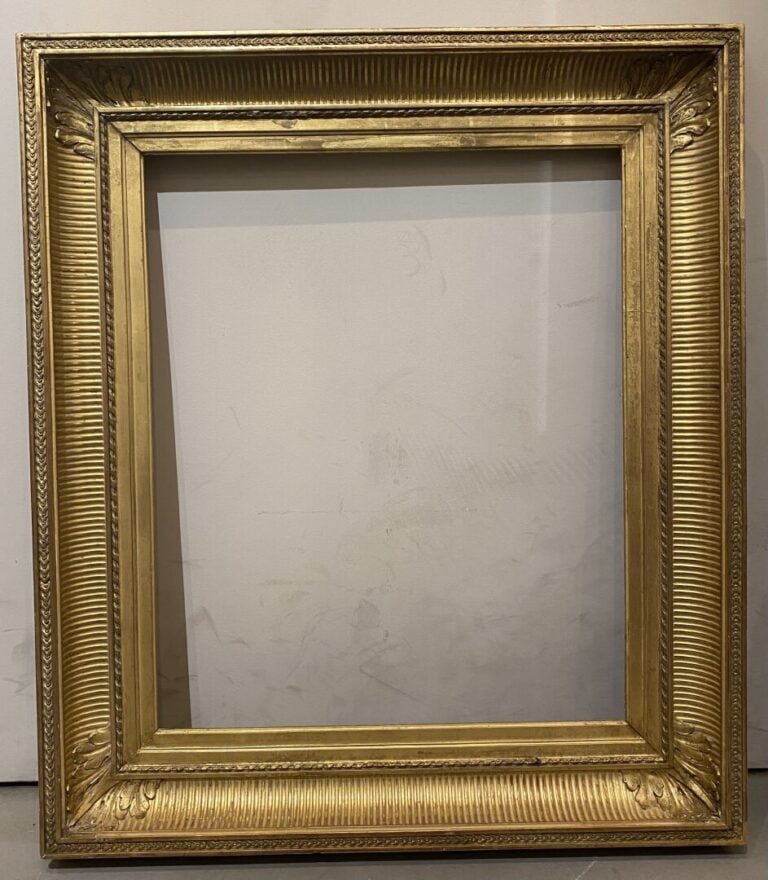 Ensemble de trois cadres en bois et stuc doré à décor pour certains de feuillag…