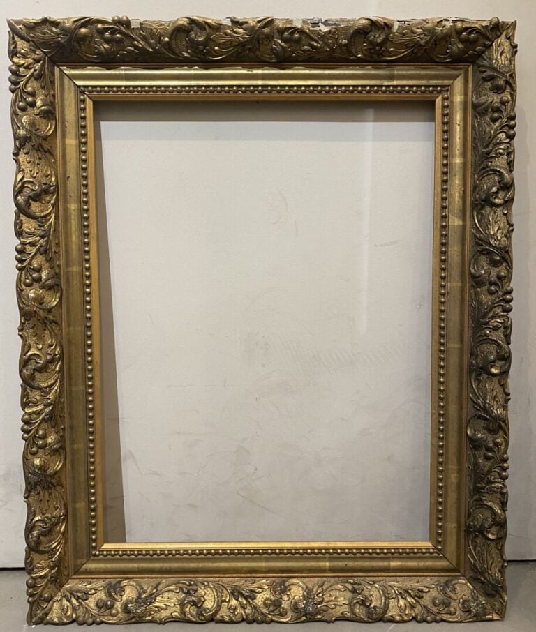 Ensemble de trois cadres en bois et stuc doré à décor pour certains de feuillag…