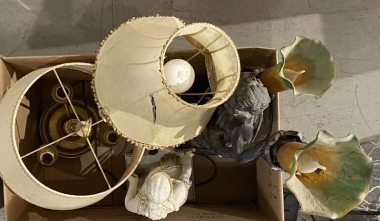 Ensemble de trois mannettes d'objets et divers comprenant pied de lampe en grès…