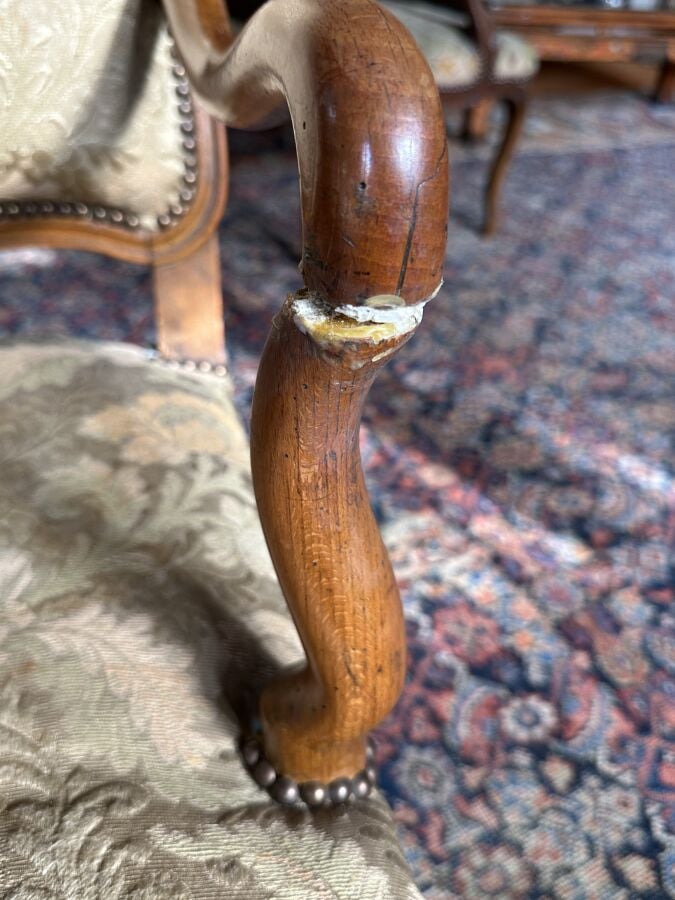 FAUTEUIL D'EPOQUE REGENCE, en hêtre mouluré, les supports d'accotoir en os de m…