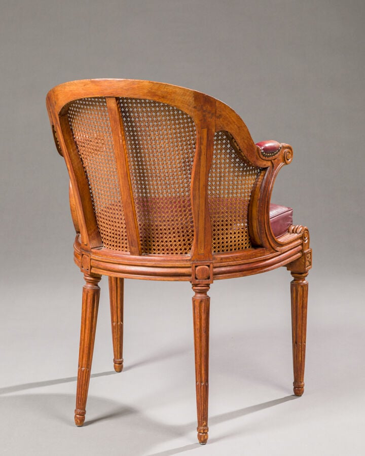 Fauteuil de bureau en hêtre mouluré et sculpté à dossier enveloppant ; consoles…