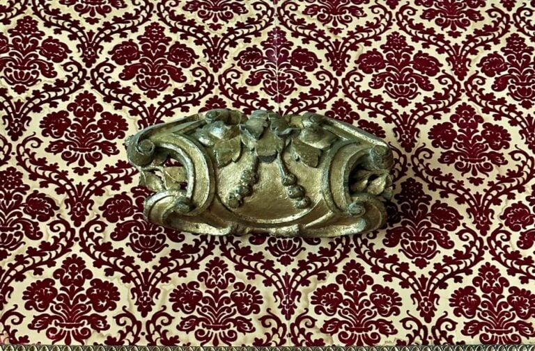 FRONTON DE MIROIR EN BOIS SCULPTE ET DORE - On joint un autre fronton