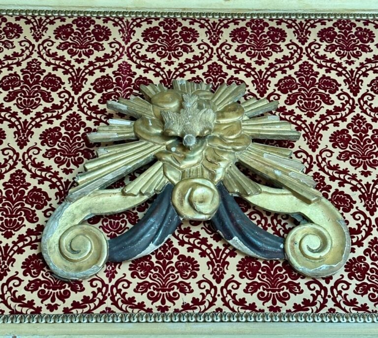 FRONTON DE MIROIR EN BOIS SCULPTE ET DORE - On joint un autre fronton