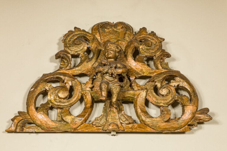 FRONTON DE MIROIR EN BOIS SCULPTE ET DORE - On joint un autre fronton