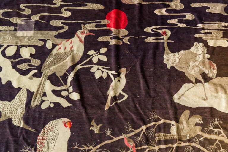 Grand tapis en laine à décor d'oiseaux branchés sur fond violet , large bordure…