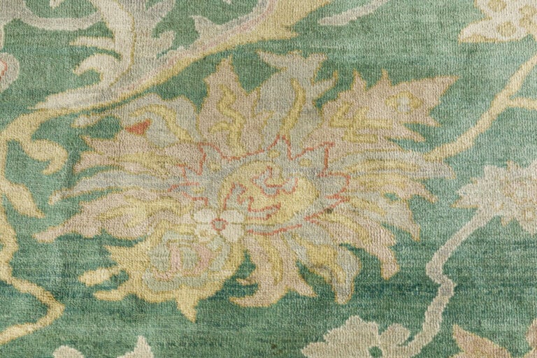 Grand tapis en laine à décor de fleurs sur fond vert, large bordure - beige à d…