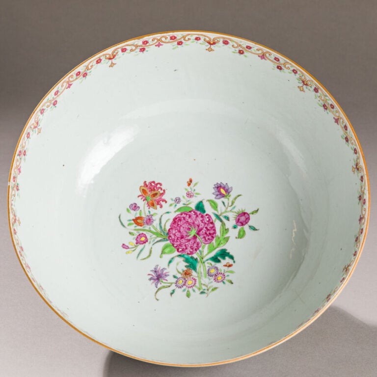 Grande coupe en - porcelaine à décor de - fleurs de la famille rose - Diamètre…