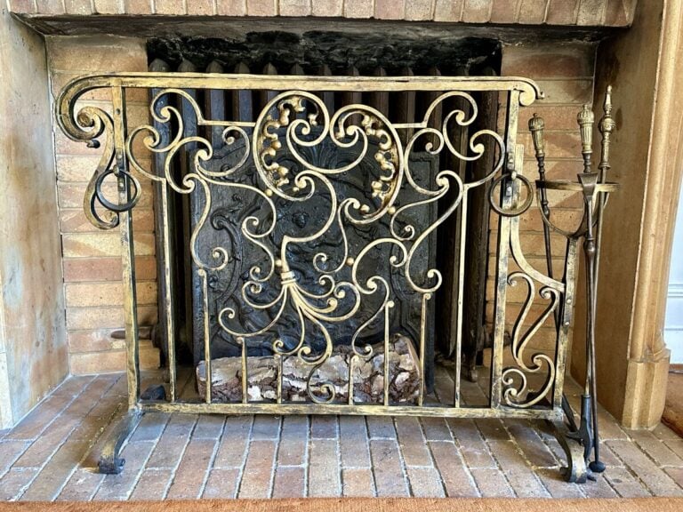 grille foyer + pincette + plaque de cheminée à décor rocaille, de femme dans un…