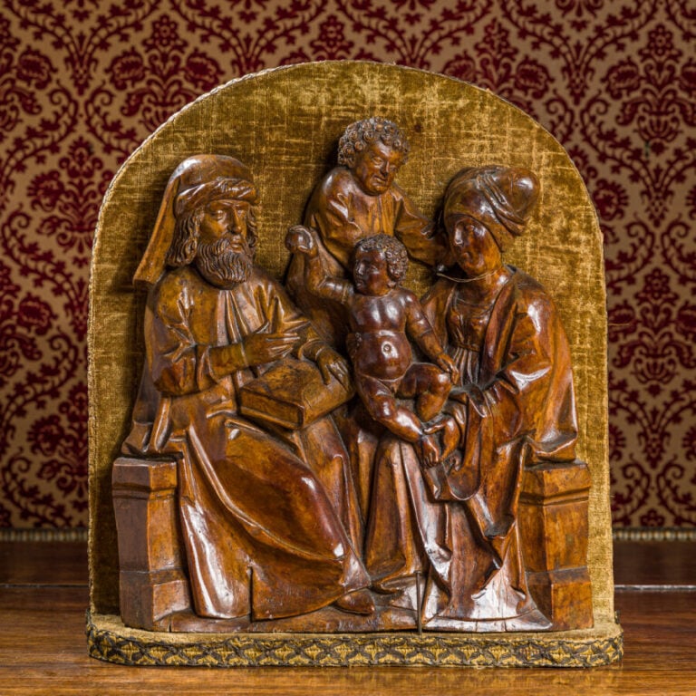 GROUPE D'APPLIQUE en tilleul sculpté et patiné représentant la Sainte Famille.…