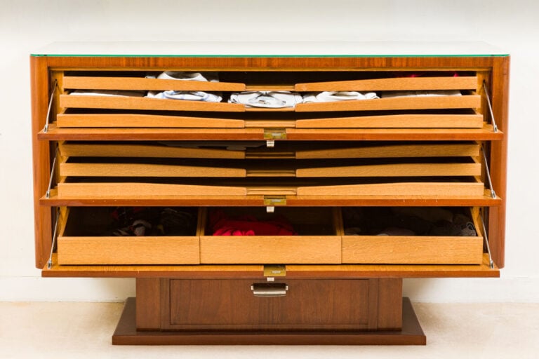 Jacques Émile RUHLMANN (1879-1933) - Commode à caisson quadrangulaire mouluré e…