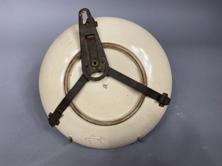 Japon - Assiette en faïence dans le style de Satsuma à décor de rakhans et geis…