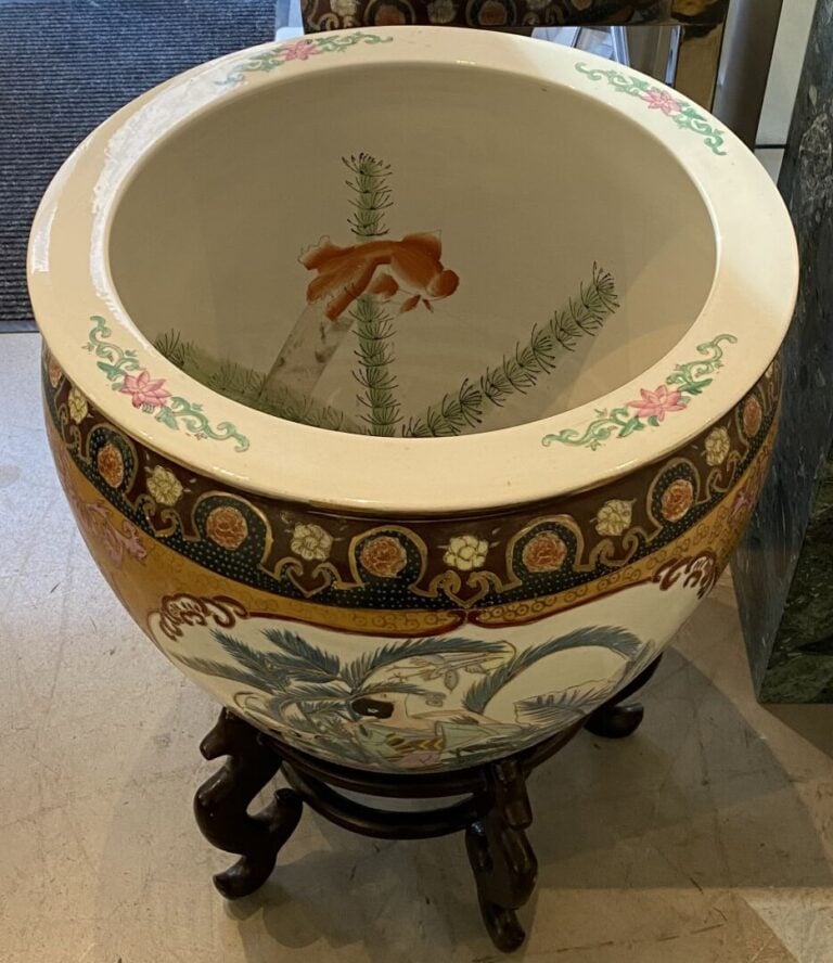 Japon, dans le goût - Suite de deux importantes vasques en porcelaine à décor p…