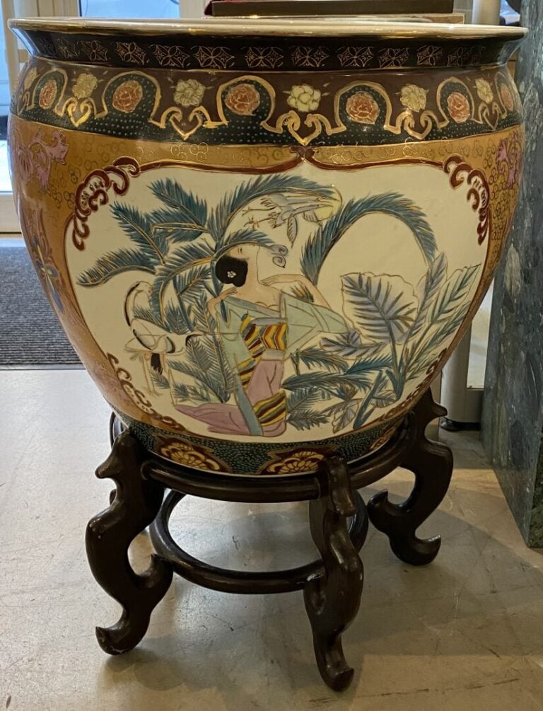 Japon, dans le goût - Suite de deux importantes vasques en porcelaine à décor p…