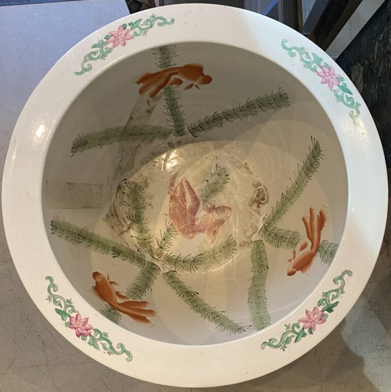 Japon, dans le goût - Suite de deux importantes vasques en porcelaine à décor p…