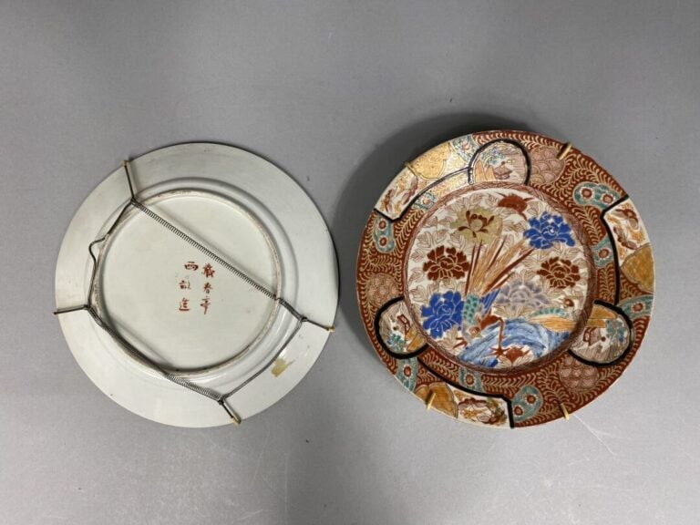 Japon, Imari - Lot de deux assiettes en porcelaine émaillée dit Imari à décor d…