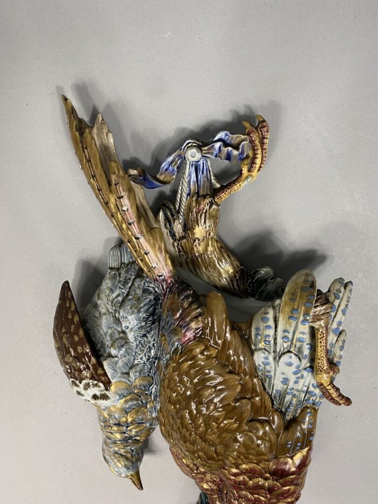 Karl ENS, dans le goût - Vase d'applique représentant un trophée de chasse en c…