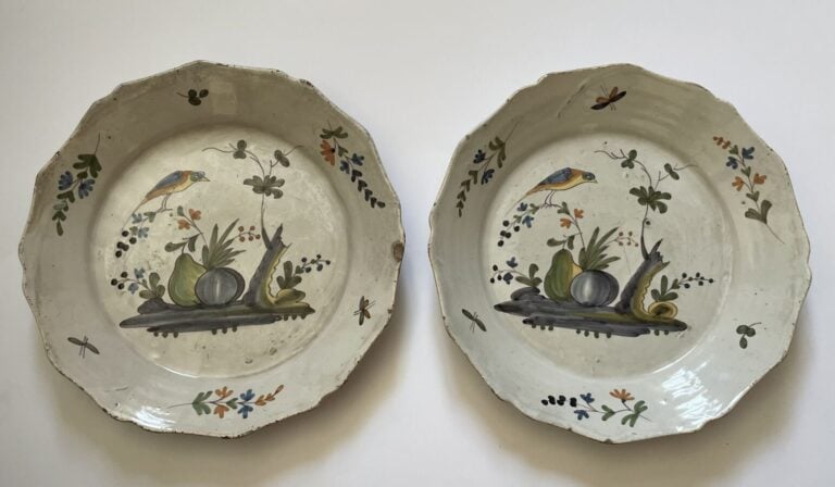 LA ROCHELLE - Deux ASSIETTES à décor d'oiseaux