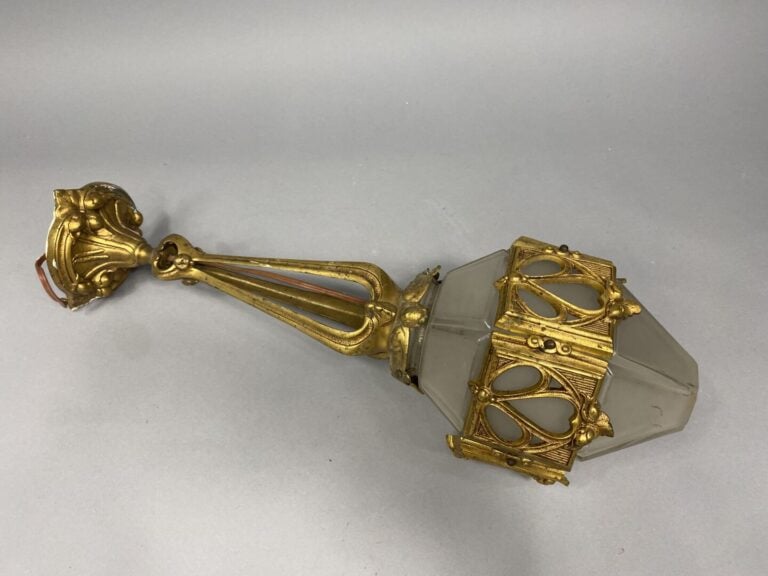 Lanterne en bronze doré, à décor de feuillages, le diffuseur en verre taillé -…