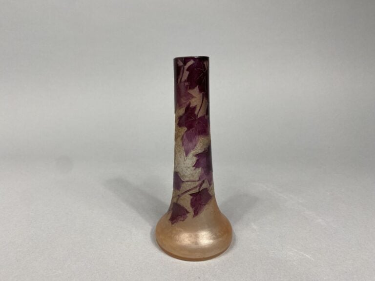 LEGRAS - Vase soliflore en verre doublé à décor de feuillages - Signé - H : 15…