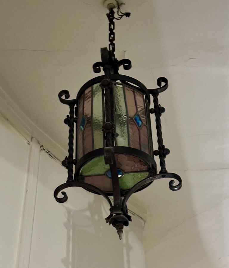 Lot d'une lanterne en métal à pans, moderne - On joint une petite suspension à…