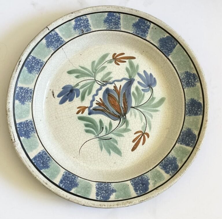 Lot de 2 plats en faïence rustique, trois plats à décor de bouquet de fleurs bl…