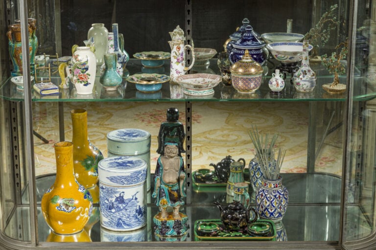 Lot de bibelots divers en porcelaine : vase soliflore, pichet, pot couvert blan…