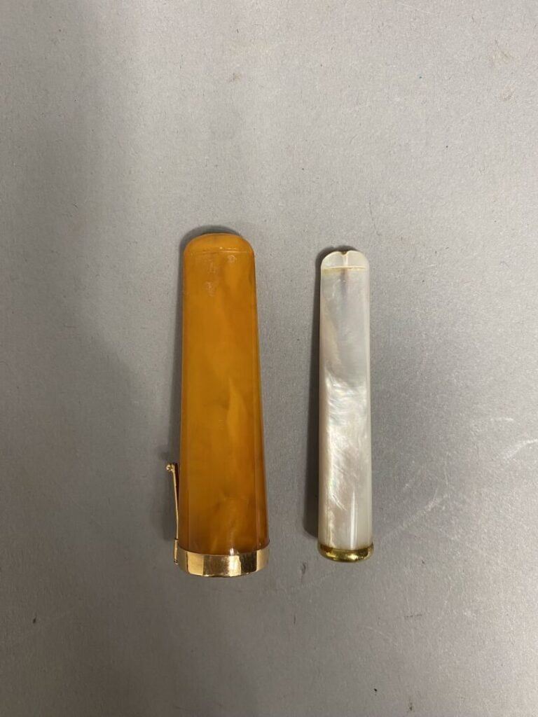 Lot de deux fume cigarette à bague en or jaune 18k l'un en nacre, l'autre en am…