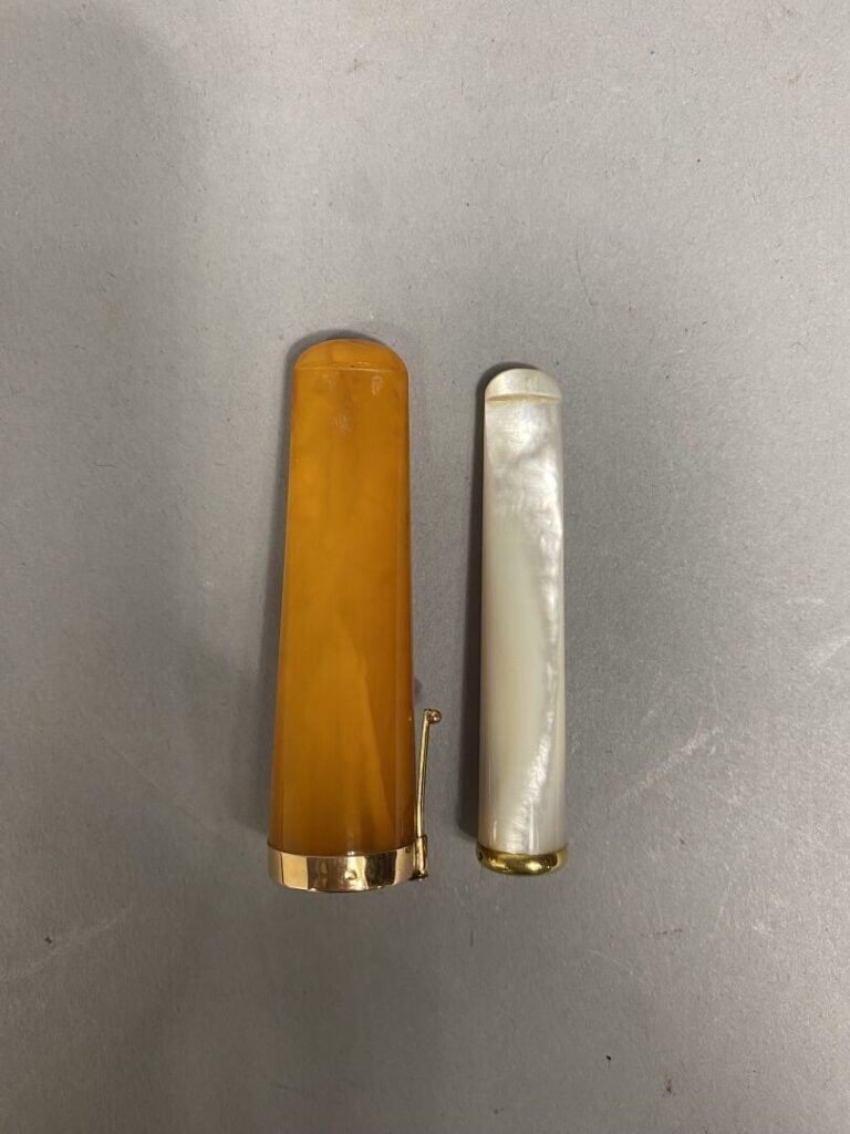 Lot de deux fume cigarette à bague en or jaune 18k l'un en nacre, l'autre en am…