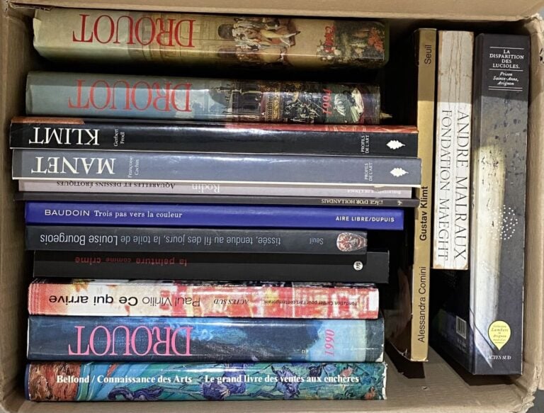 Lot de deux mannettes de livres d'art et divers comprenant : - - Le grand livre…