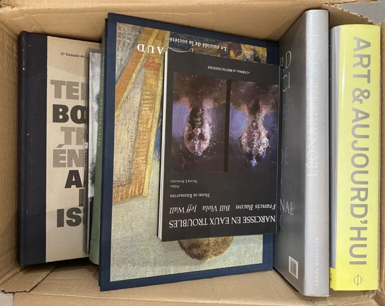 Lot de deux mannettes de livres d'art et divers comprenant : - - Le grand livre…
