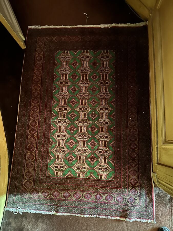 Lot de tapis seront divisés - Dont : - (Un grand tapis, fond crème, à décor flo…