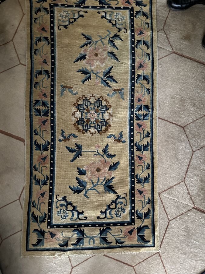 Lot de tapis seront divisés - Dont : - (Un grand tapis, fond crème, à décor flo…