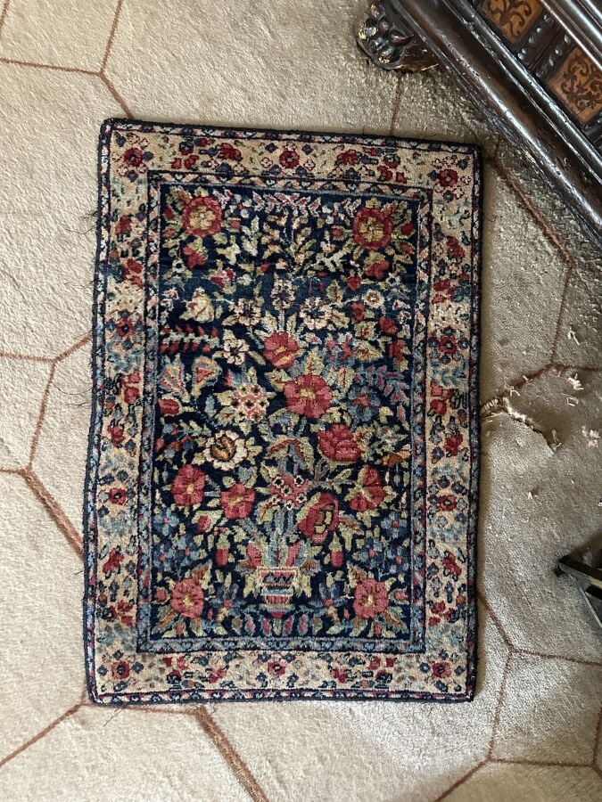 Lot de tapis seront divisés - Dont : - (Un grand tapis, fond crème, à décor flo…