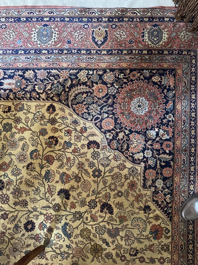 Lot de tapis seront divisés - Dont : - (Un grand tapis, fond crème, à décor flo…