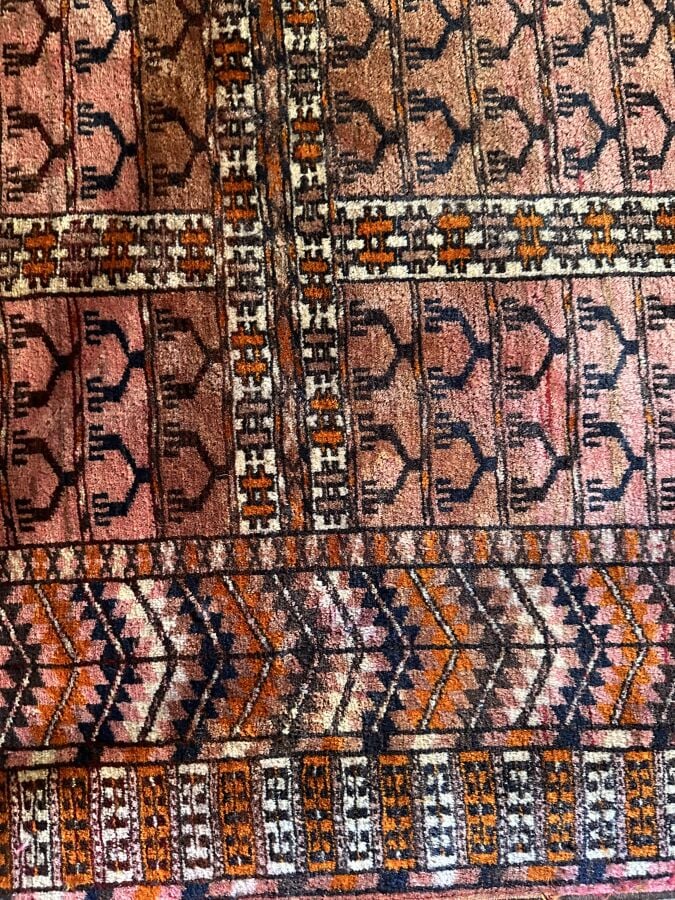 Lot de tapis seront divisés - Dont : - (Un grand tapis, fond crème, à décor flo…