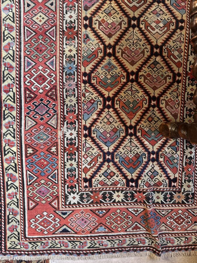 Lot de tapis seront divisés - Dont : - (Un grand tapis, fond crème, à décor flo…