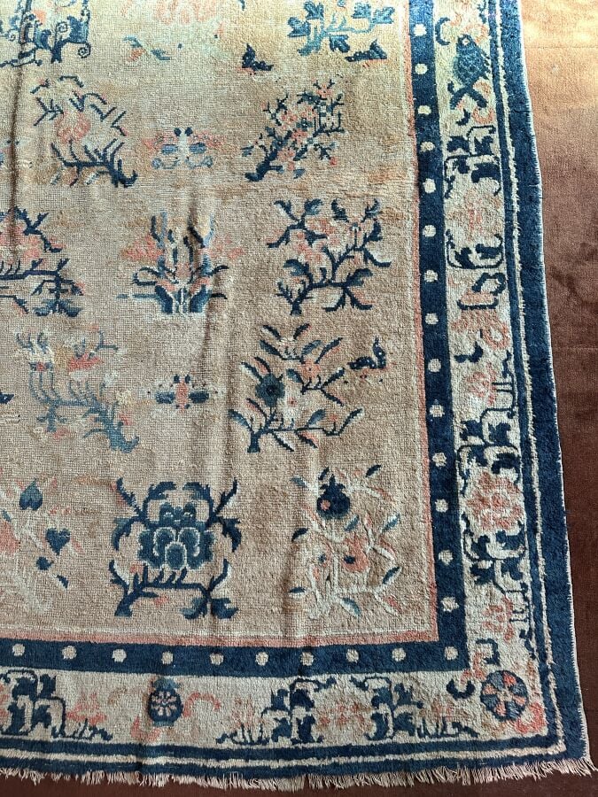 Lot de tapis seront divisés - Dont : - (Un grand tapis, fond crème, à décor flo…