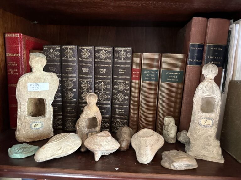 Lot de trois figures en terre cuites dans le goût de Tanagra grecque. - On y jo…