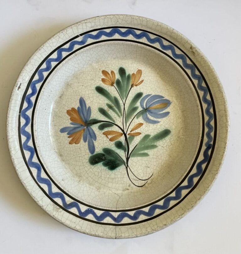 Lot de trois plats en faïence rustique, trois plats à décor de bouquet de fleur…