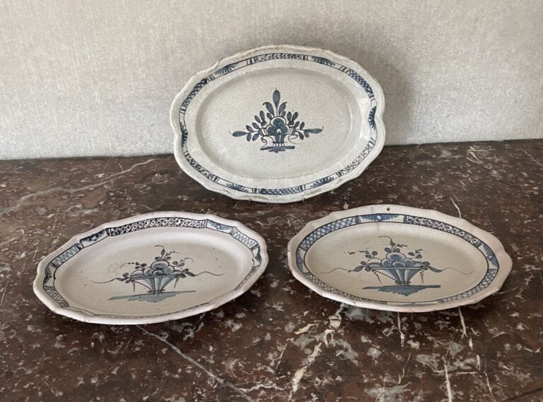 Lot de trois plats en faïence rustique, trois plats à décor de bouquet de fleur…