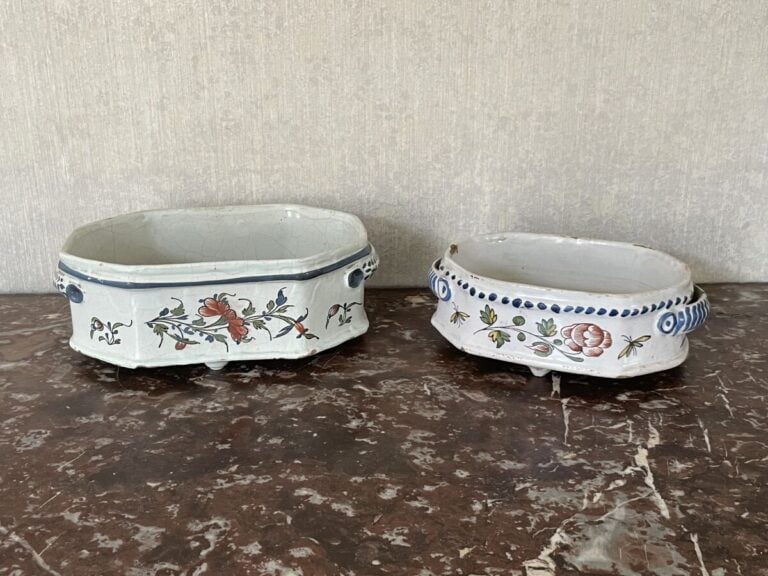 Lot de trois plats en faïence rustique, trois plats à décor de bouquet de fleur…