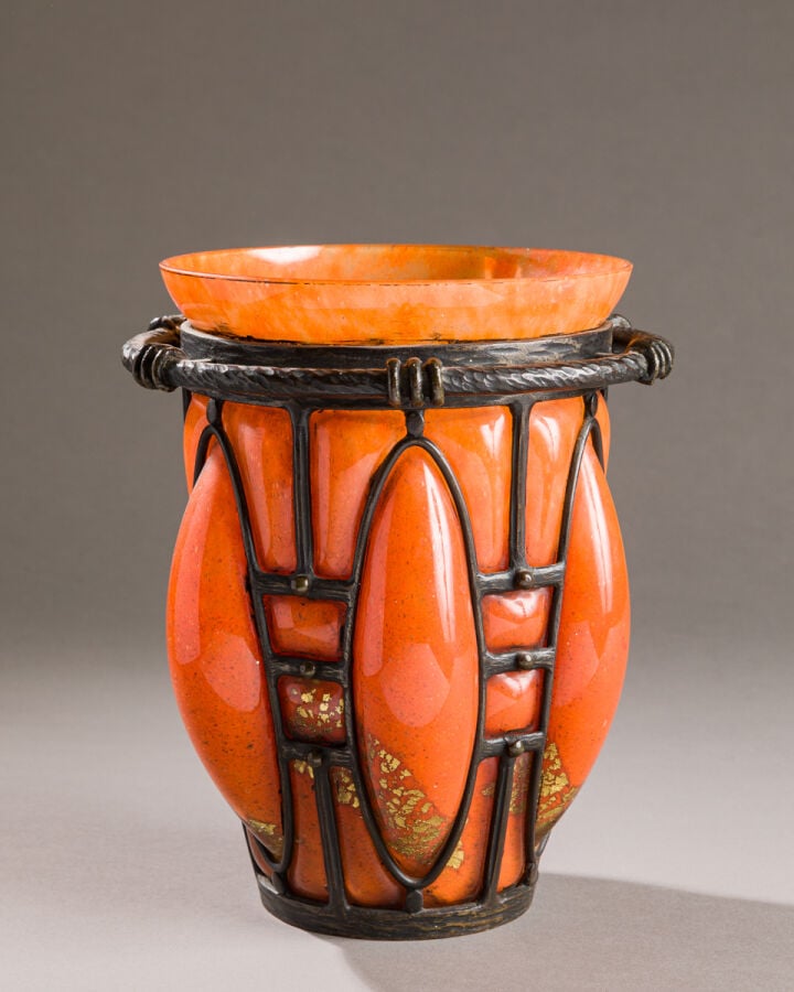 LOUIS MAJORELLE (1859-1926) ET - DAUM NANCY - Vase en verre rose nuancé mauve à…