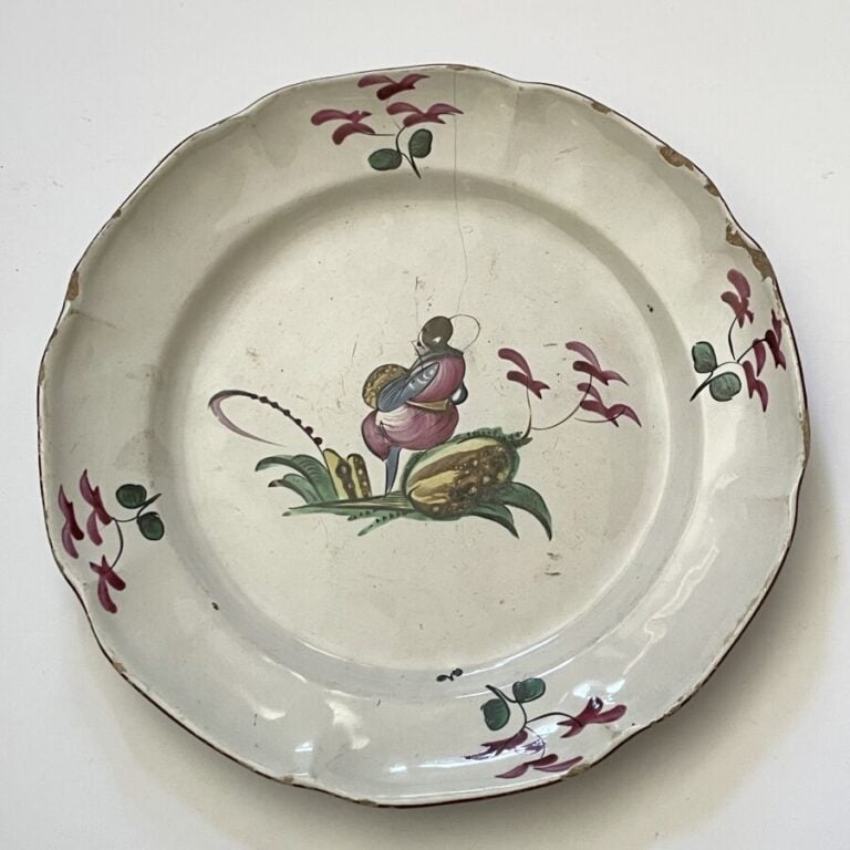 LUNEVILLE, ASSIETTE décor au Chinois - On joint un lot d'assiettes en faïence d…